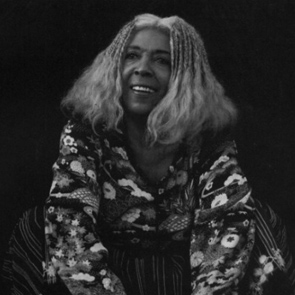 Artista sorridente in bianco e nero al Festival di Spoleto