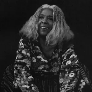 Artista sorridente in bianco e nero al Festival di Spoleto