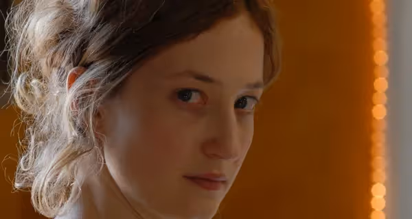 Ritratto di donna al Festival di Spoleto, sguardo intenso e luce calda