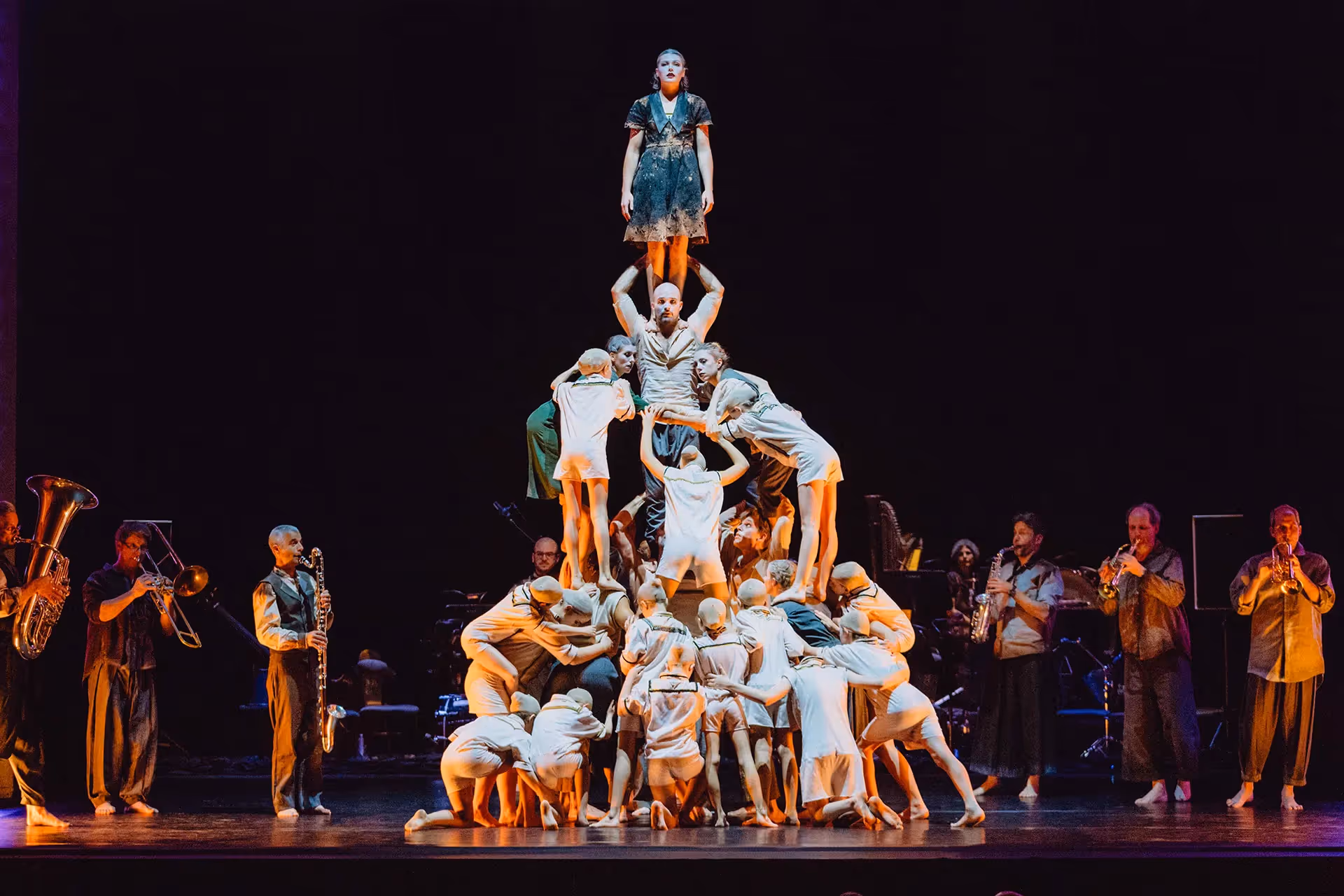 Festival di Spoleto performance featuring dynamic human sculpture with musicians