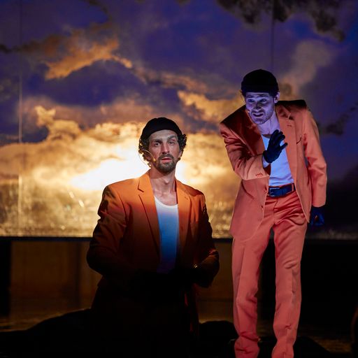 Artisti in arancione al Festival di Spoleto, atmosfera teatrale surreale