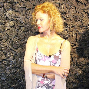 Donna con capelli ricci al Festival di Spoleto sullo sfondo di legno