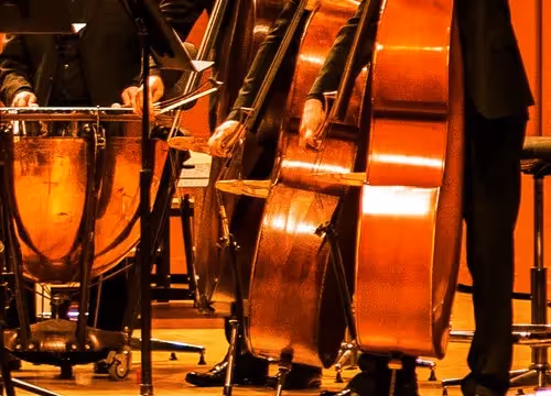Strumenti orchestrali al Festival di Spoleto, timpani e violoncelli in primo piano