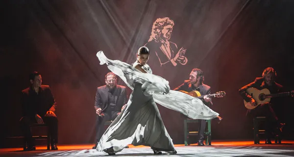 Danza drammatica al Festival di Spoleto, musicisti e ballerino in movimento