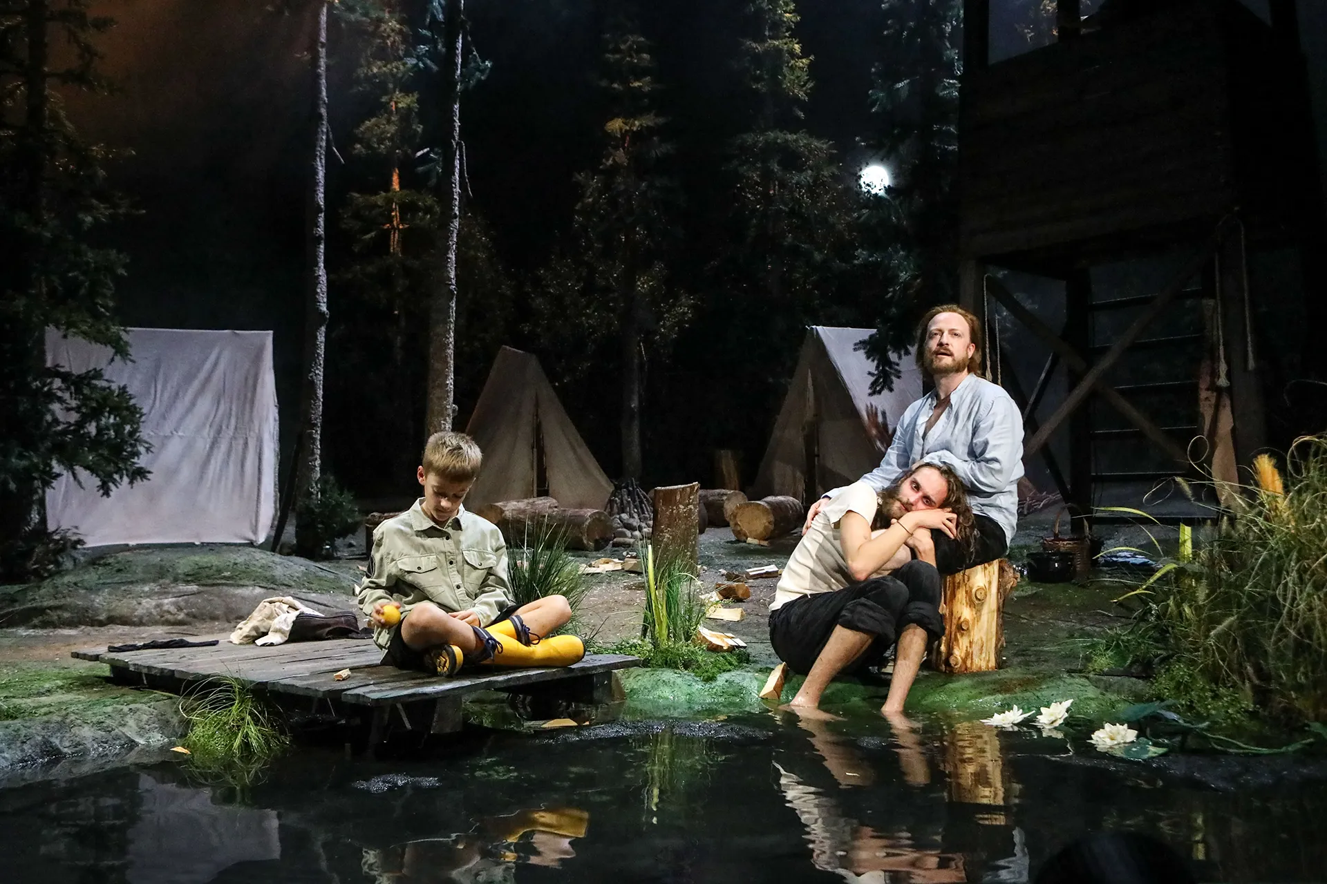 Scena teatrale suggestiva al Festival di Spoleto con acqua e nature morte