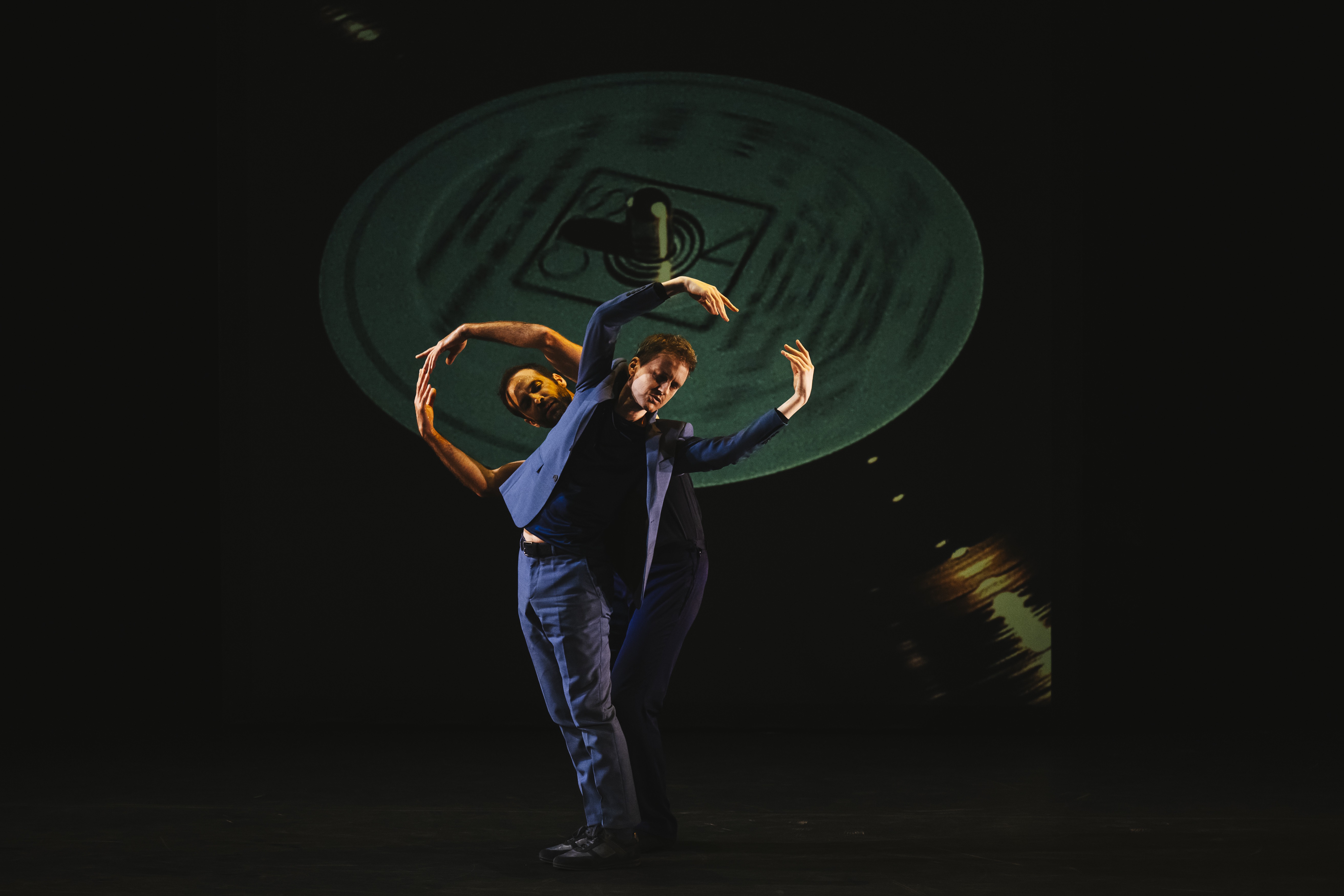 Danzatori blu in movimento al Festival di Spoleto, palcoscenico suggestivo