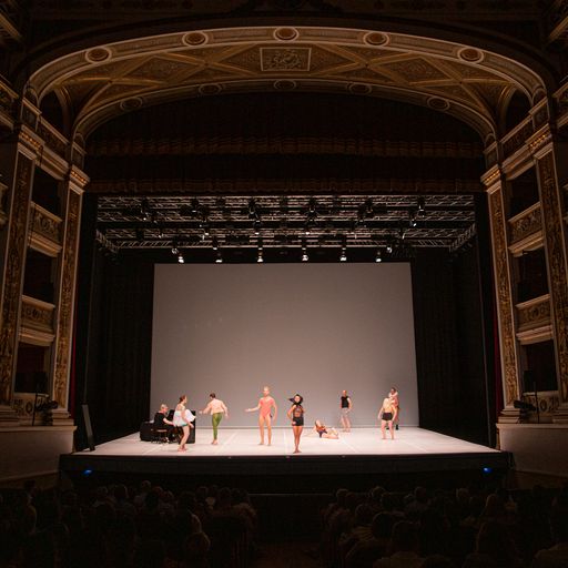 Performers sul palco durante il Festival di Spoleto, in un teatro storico
