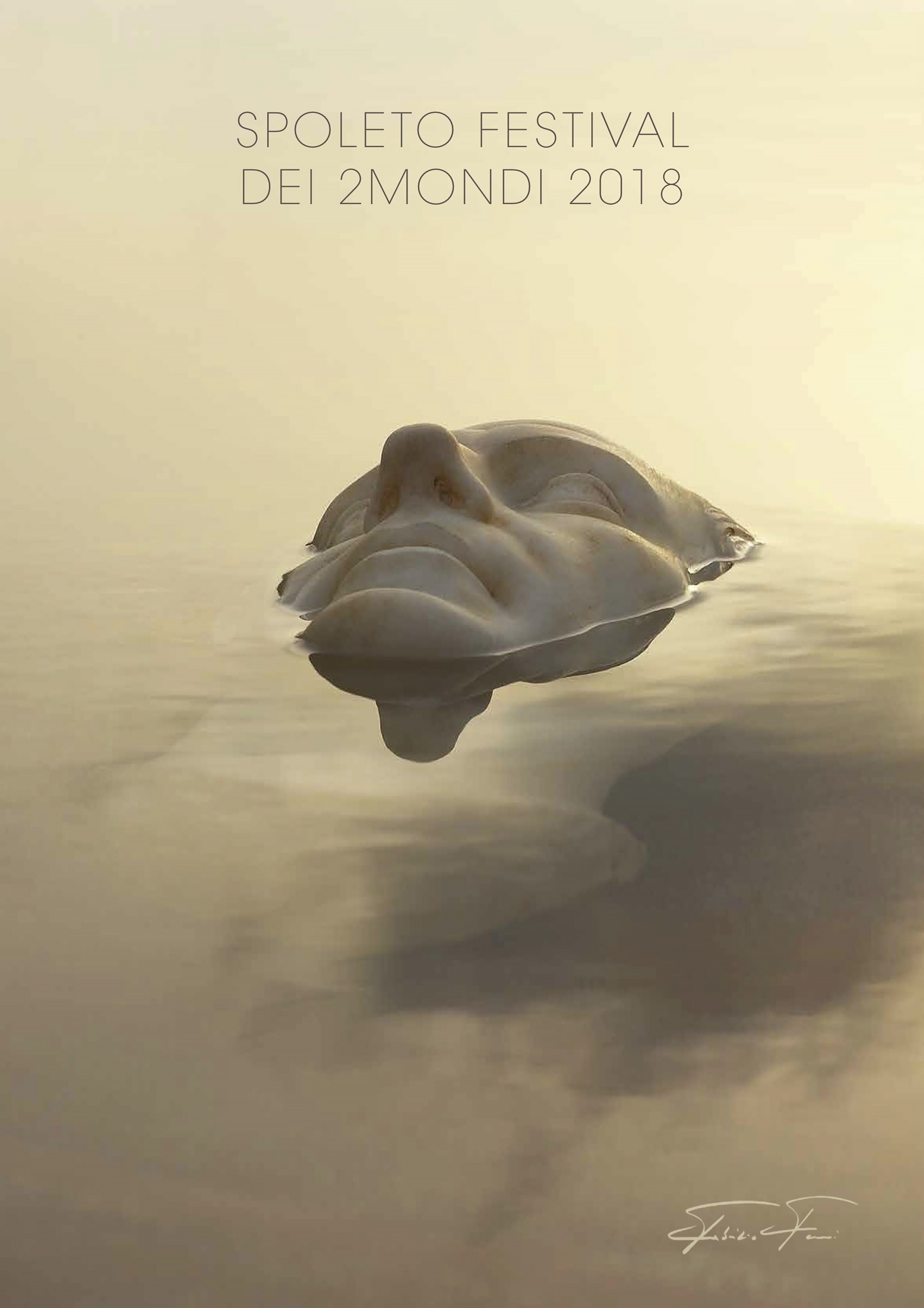 Poster del Festival di Spoleto 2018 con scultura surreale galleggiante