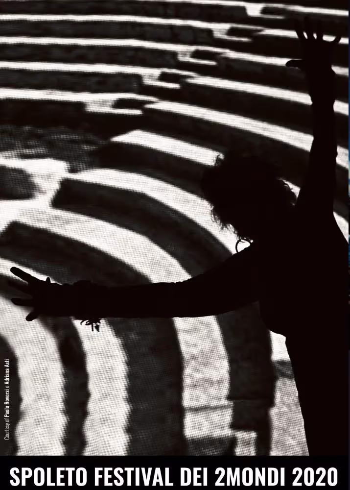 Poster del Festival di Spoleto 2020 con silhouette dinamica in bianco e nero