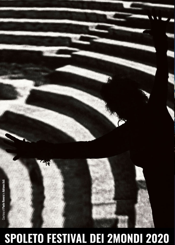 Poster del Festival di Spoleto 2020 con silhouette dinamica in bianco e nero