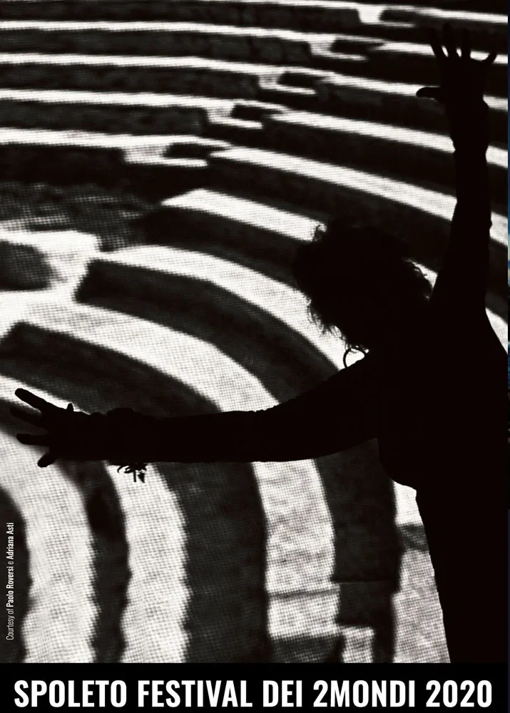 Poster del Festival di Spoleto 2020 con silhouette dinamica in bianco e nero