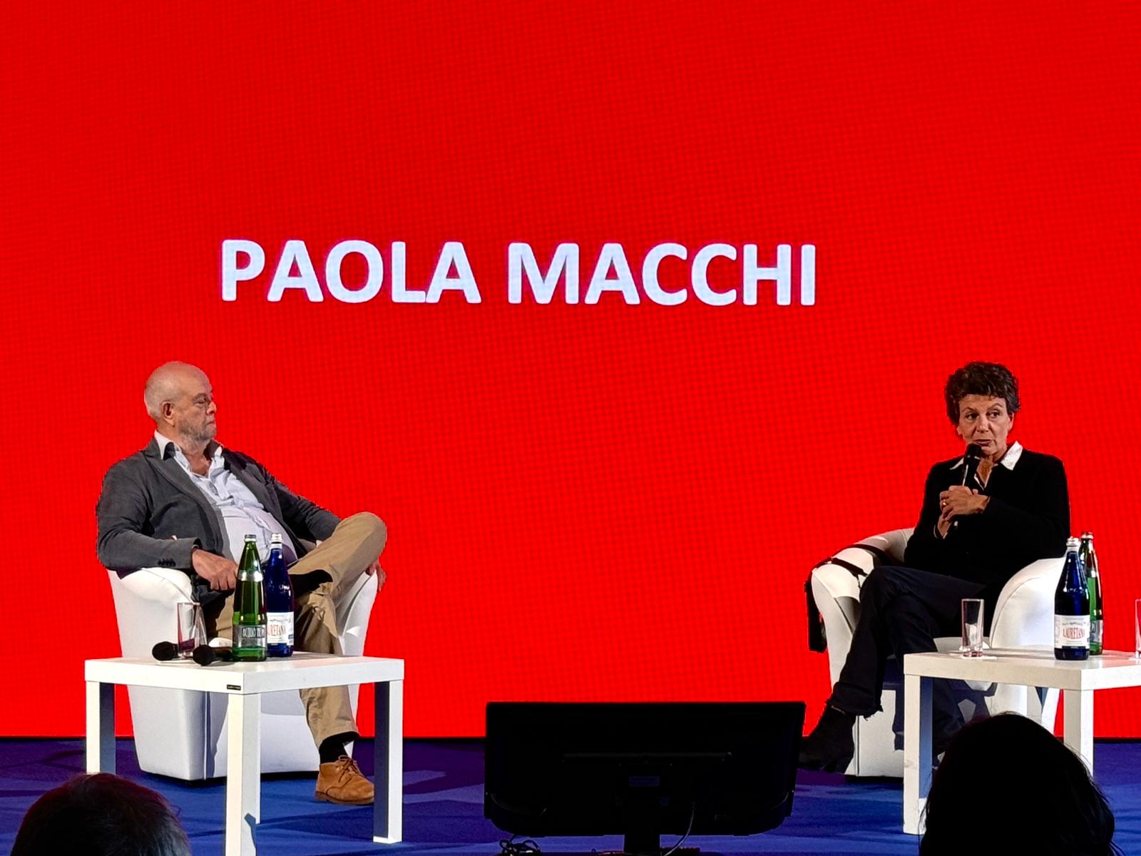 Paola Macchi al Festival di Spoleto, due ospiti in dialogo su palco rosso