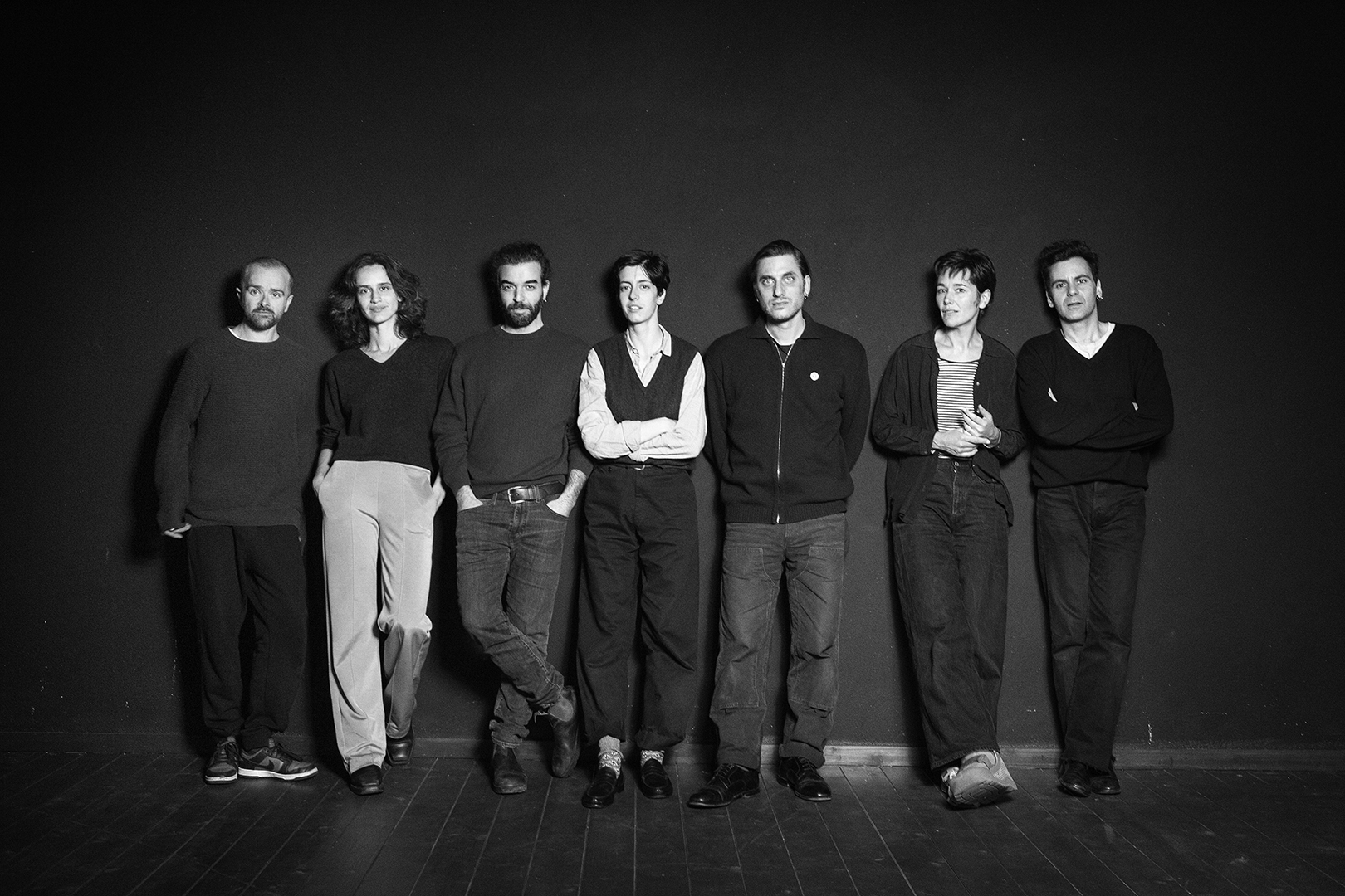 Gruppo di artisti al Festival di Spoleto in posa in bianco e nero