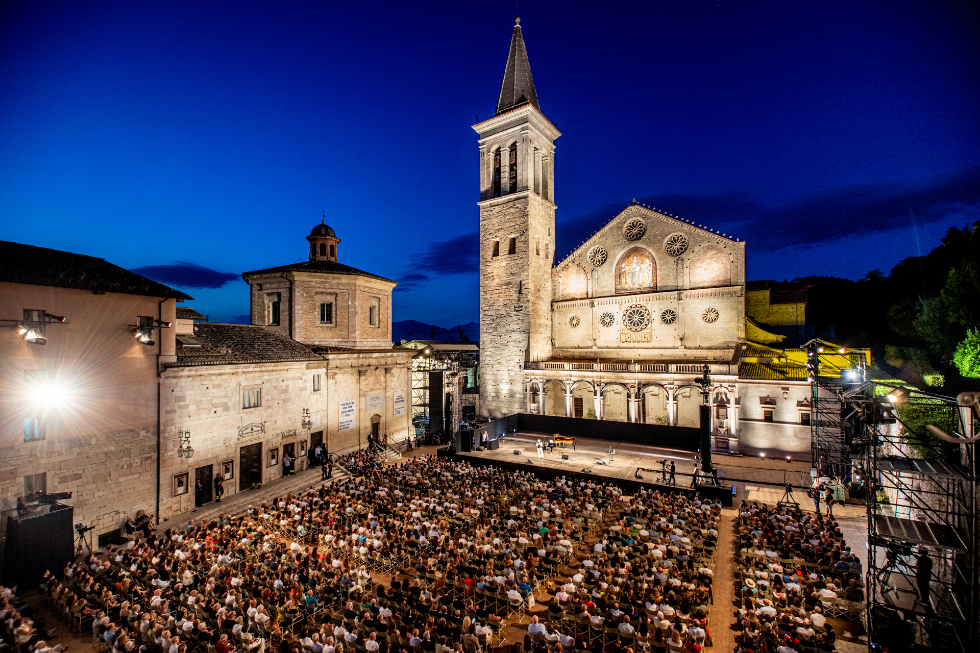 Spettacolo serale al Festival di Spoleto con cattedrale medievale illuminata