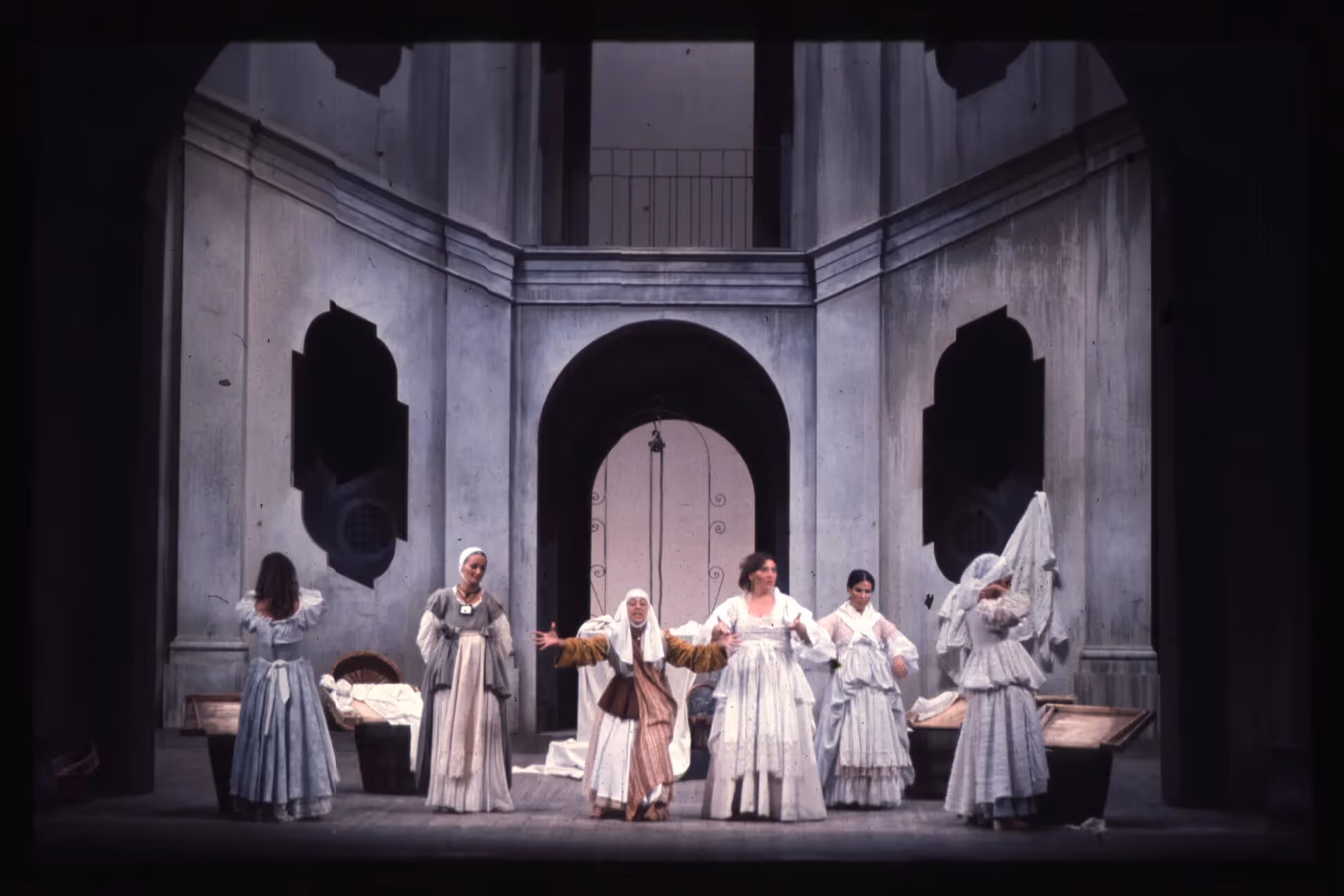 Scena teatrale al Festival di Spoleto con attrici in abiti d'epoca