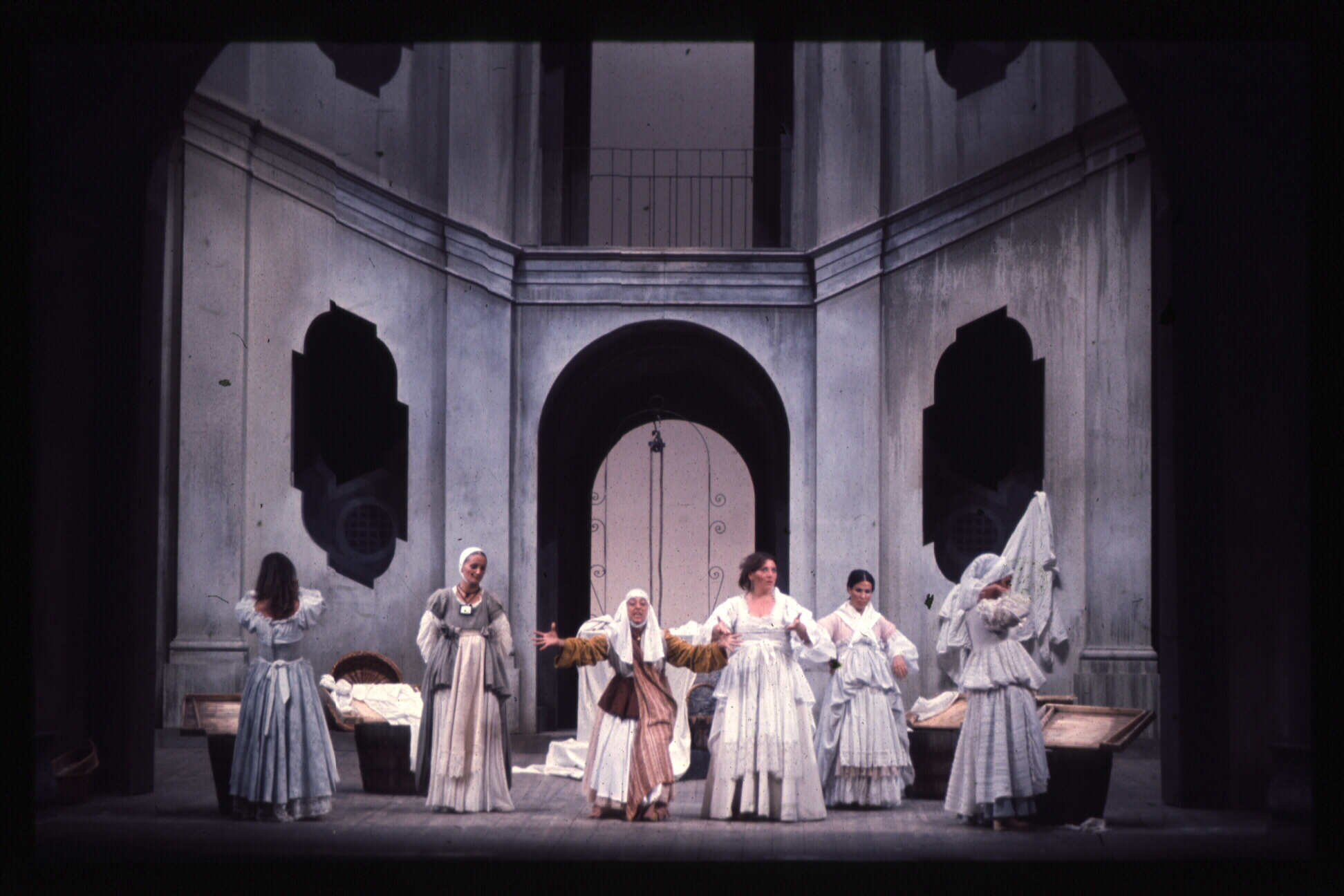 Scena teatrale al Festival di Spoleto con attrici in abiti d'epoca