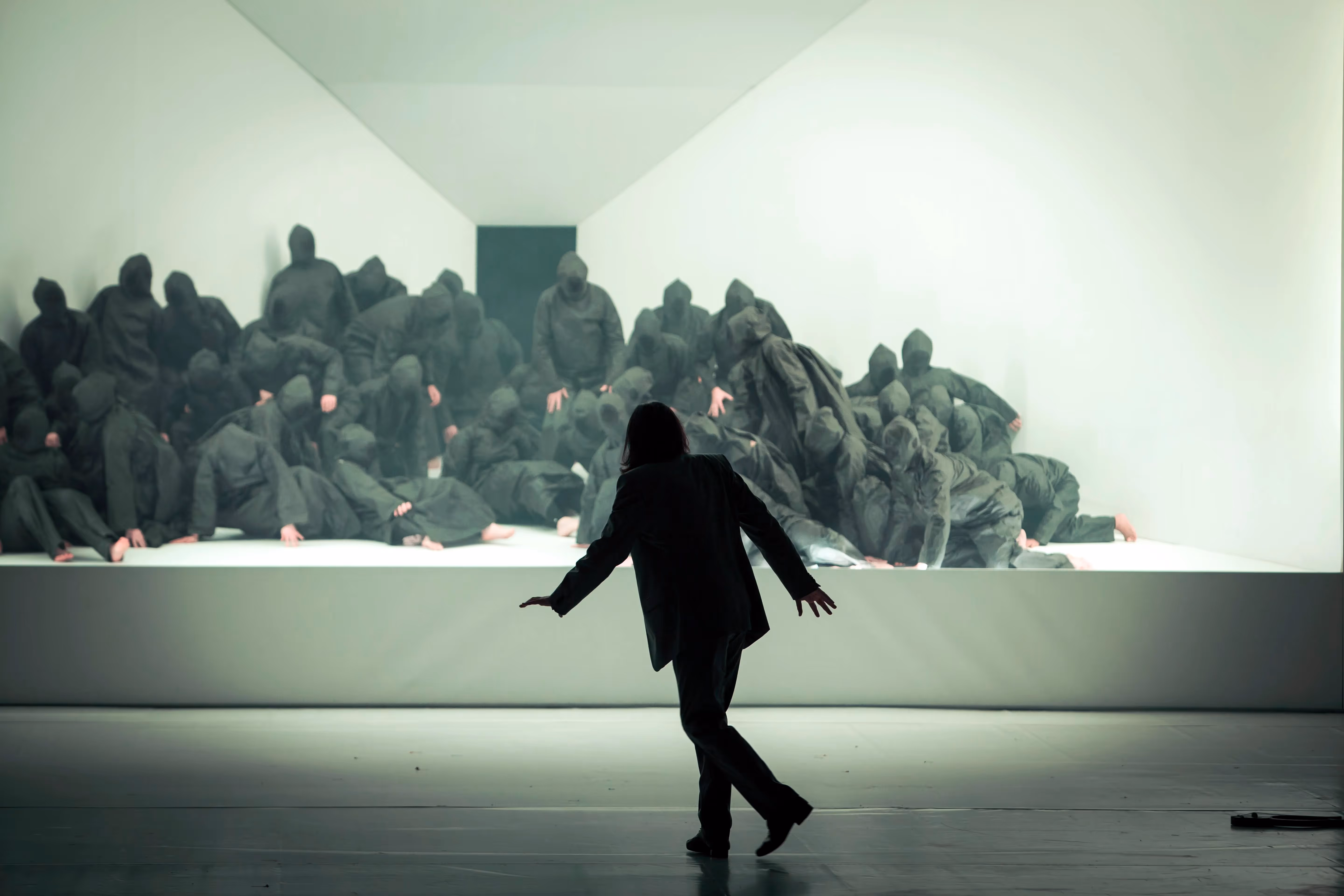 Performance artistica al Festival di Spoleto con figure in movimento e ombre