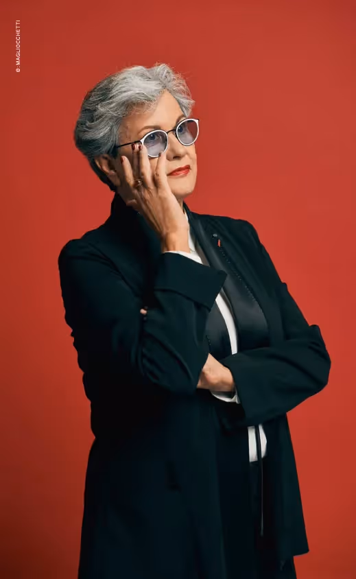 Ritratto elegante di una donna al Festival di Spoleto con sfondo rosso