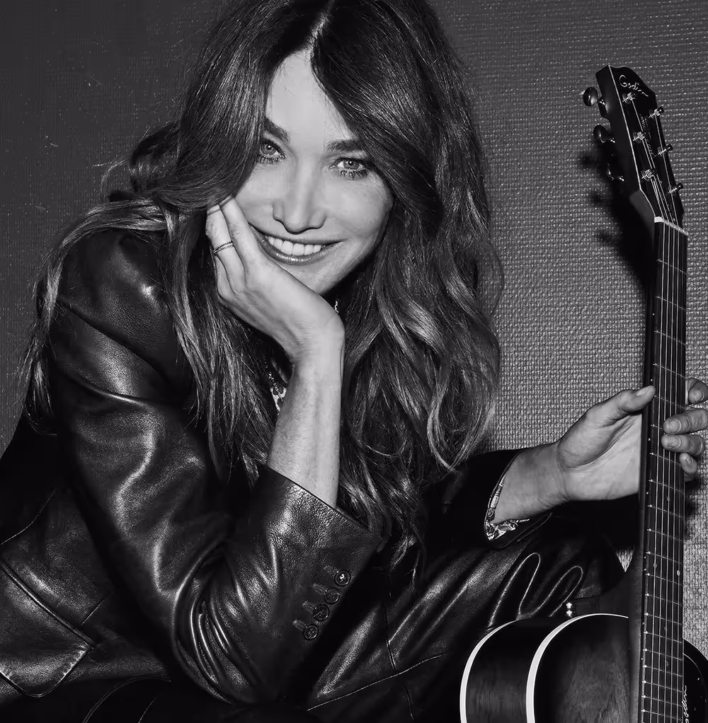 Artista sorridente con chitarra al Festival di Spoleto, ritratto in bianco e nero