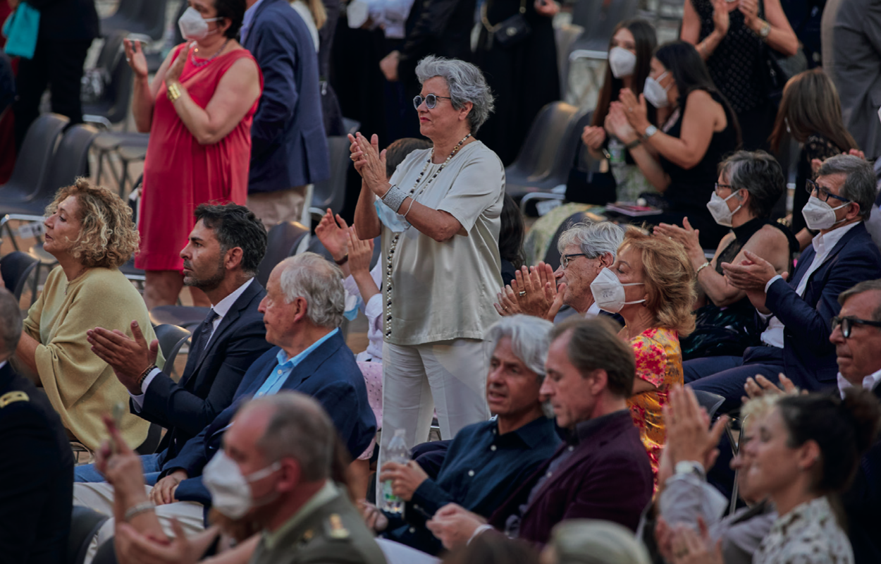 Pubblico applaude durante il Festival di Spoleto, evento culturale affollato