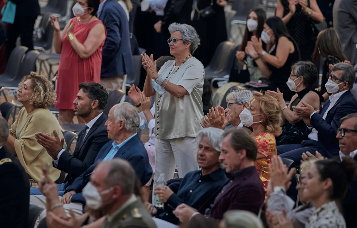 Pubblico applaude durante il Festival di Spoleto, evento culturale affollato
