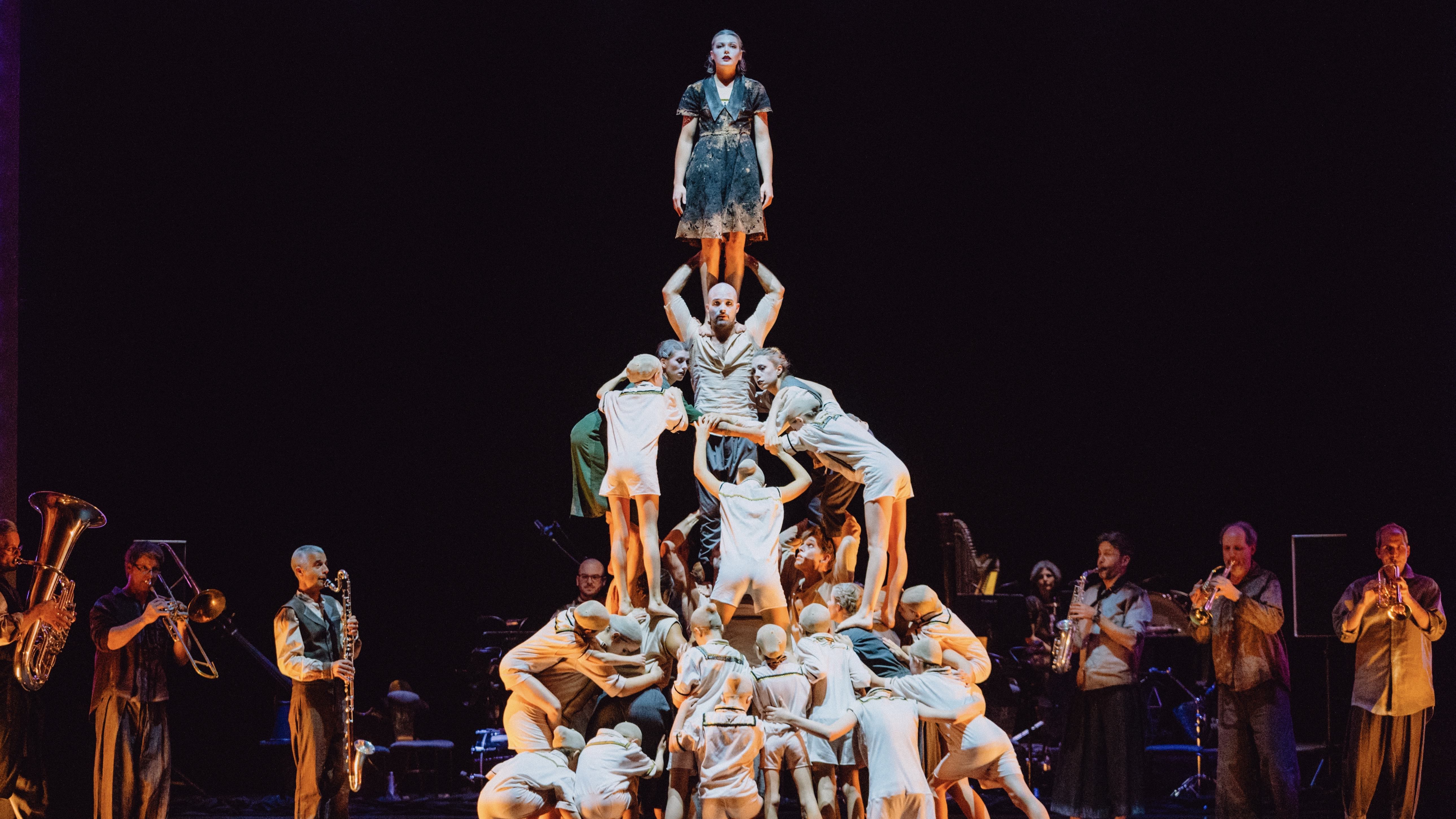 Video Festival di Spoleto: spettacolare performance di danza con piramide umana