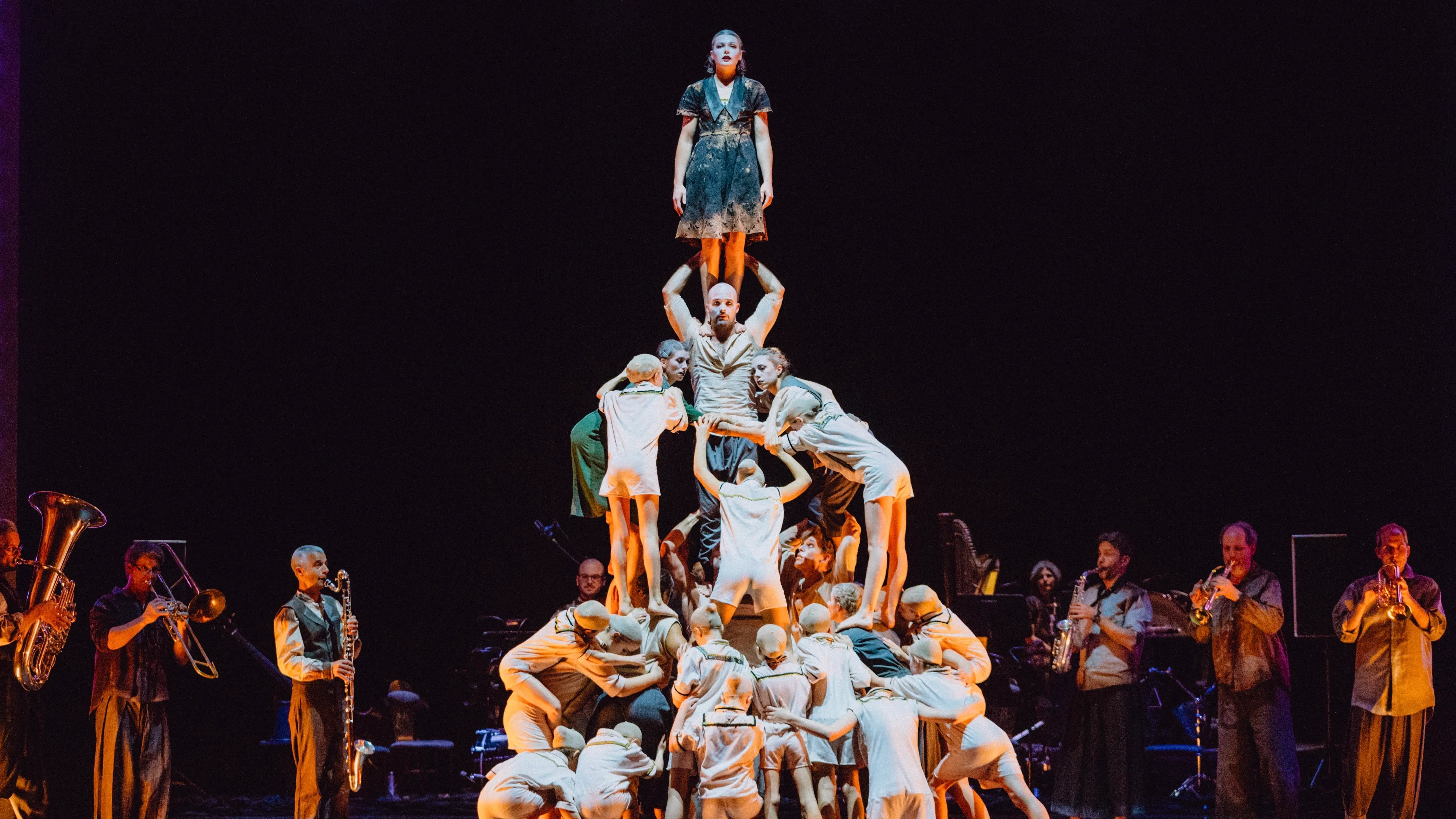 Video Festival di Spoleto: spettacolare performance di danza con piramide umana