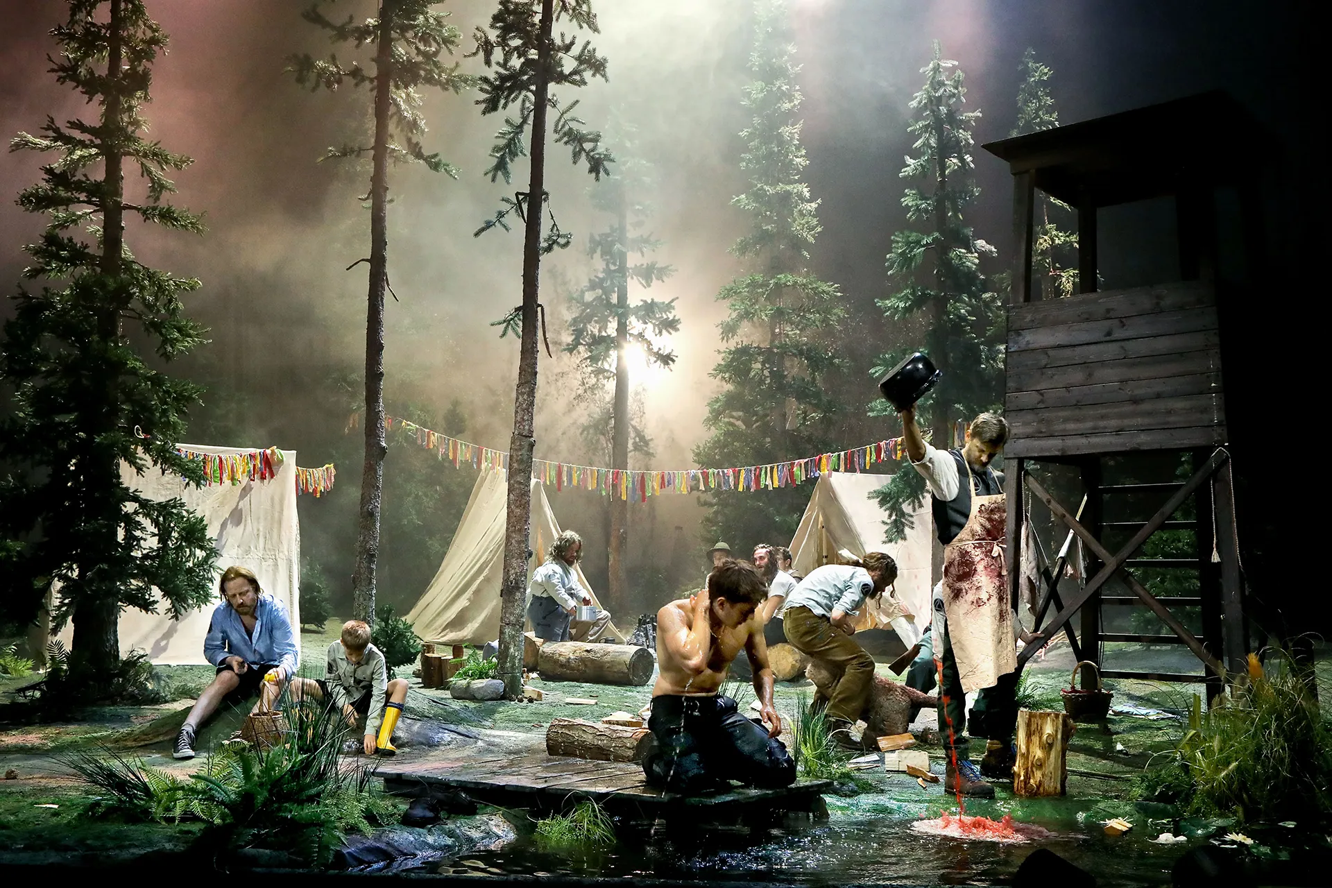 Video del Festival di Spoleto: scena teatrale in un bosco suggestivo