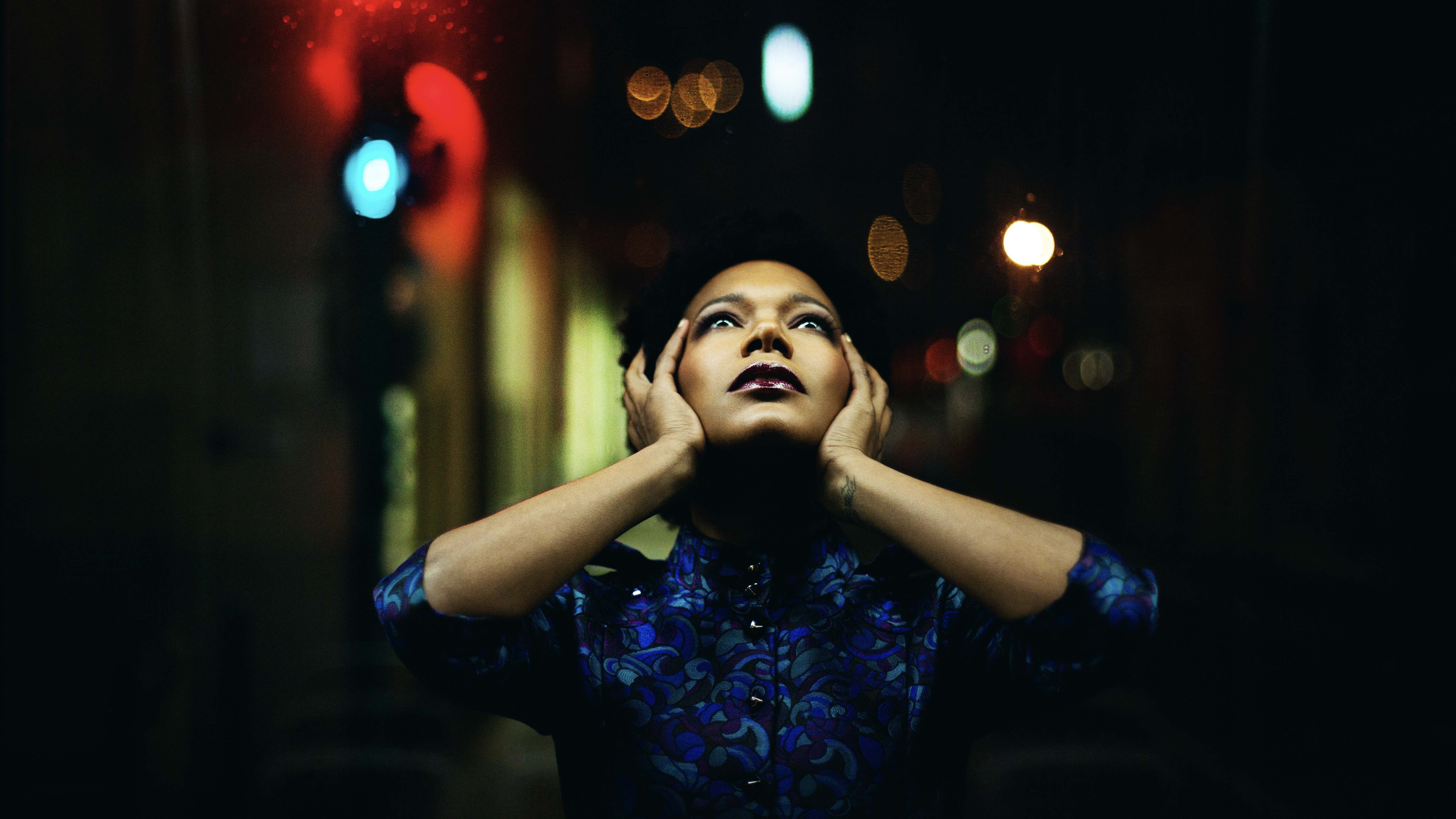 Video suggestivo del Festival di Spoleto con performer in posa drammatica