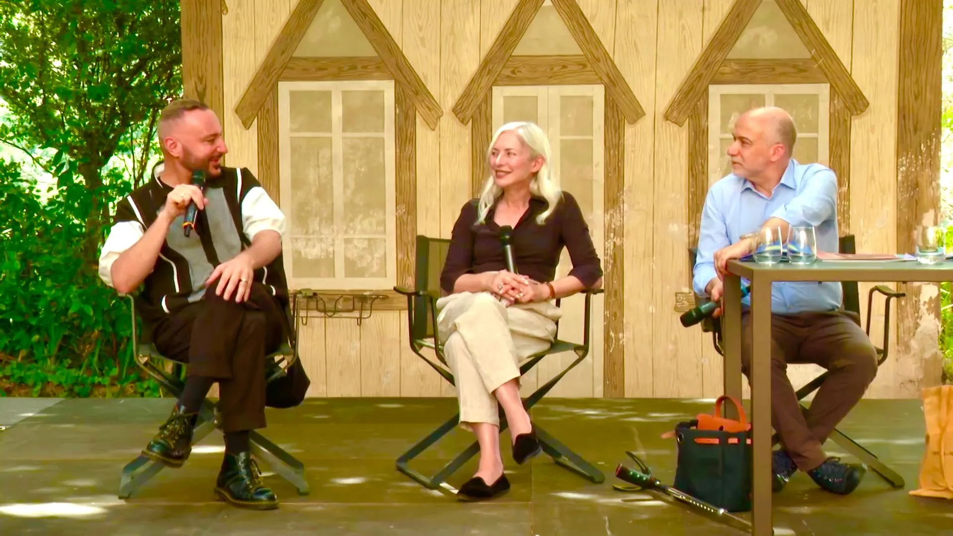 Video intervista al Festival di Spoleto con tre ospiti seduti