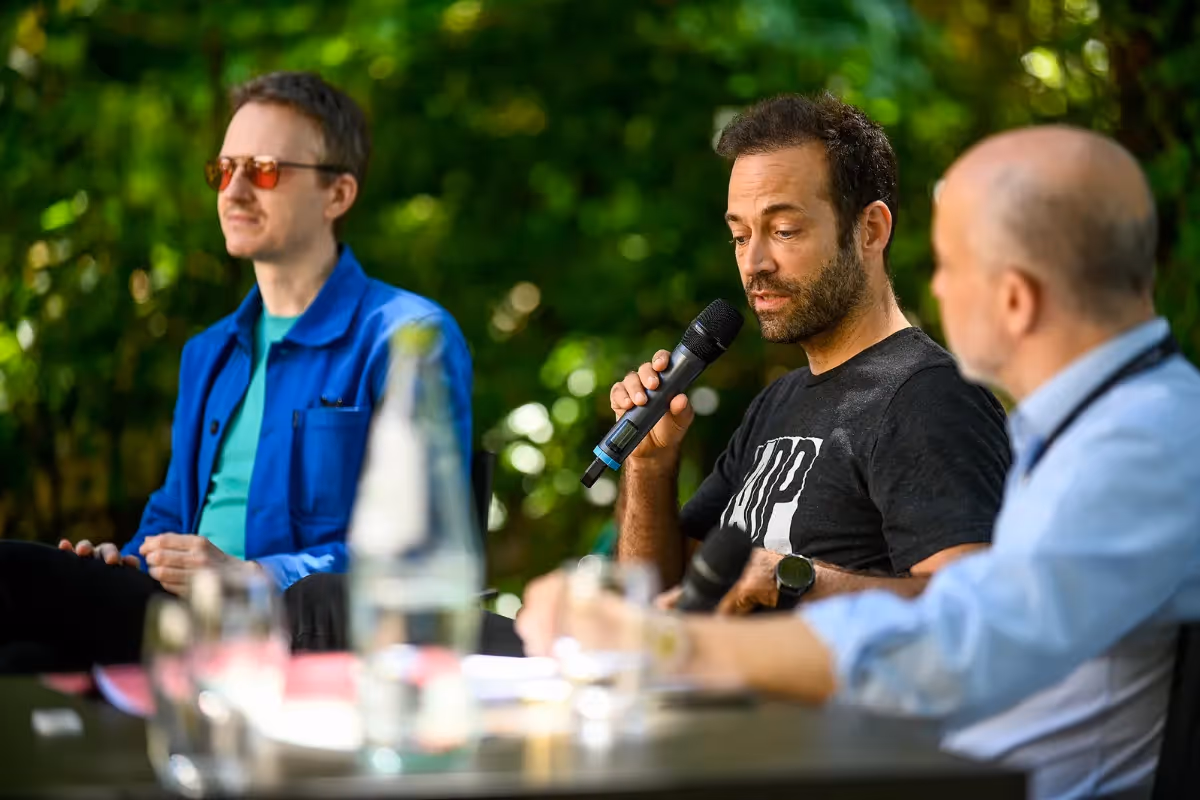 Video Festival di Spoleto: esperti in discussione durante un evento all'aperto