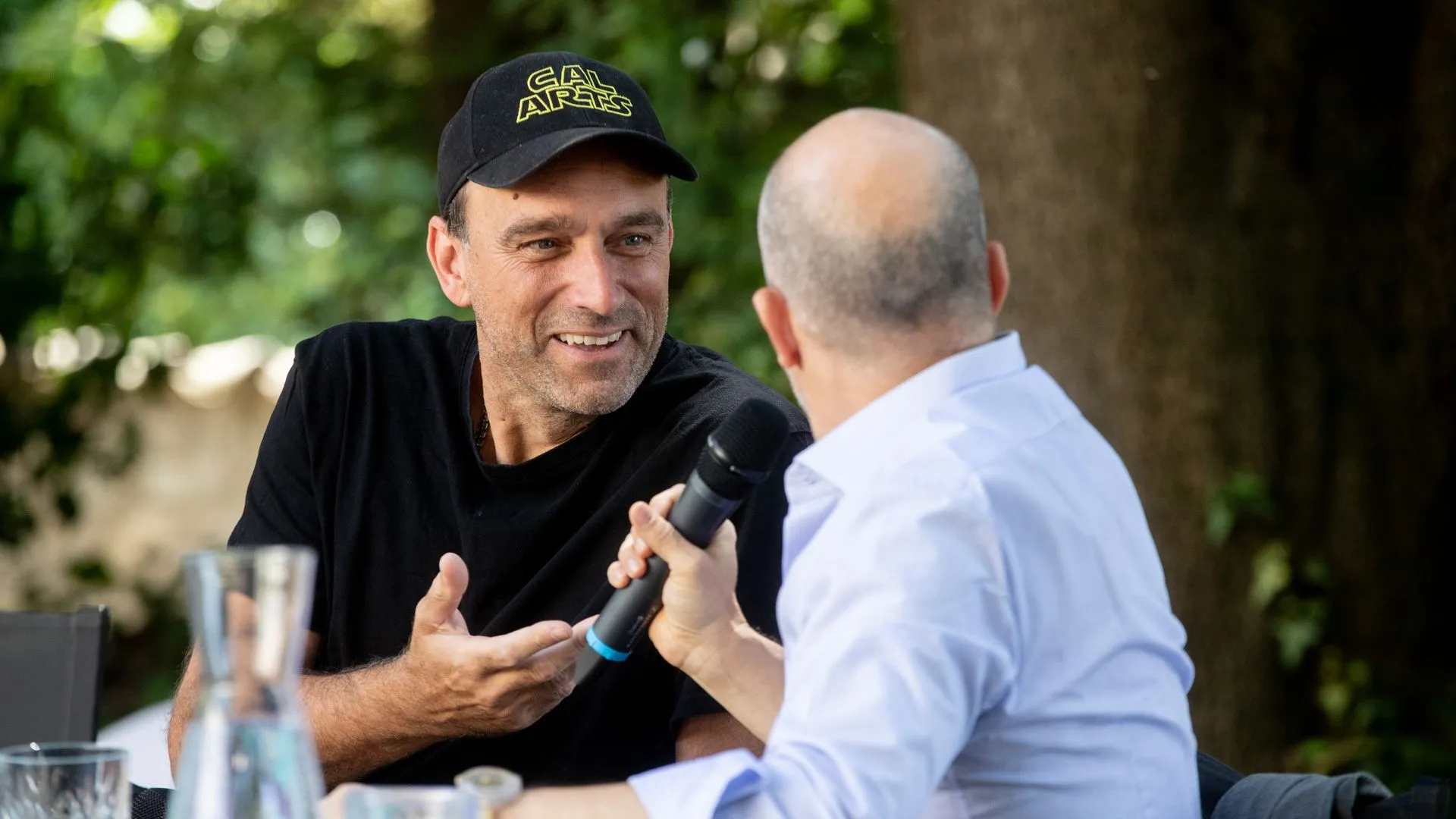 Video intervista al Festival di Spoleto con ospite sorridente e microfono