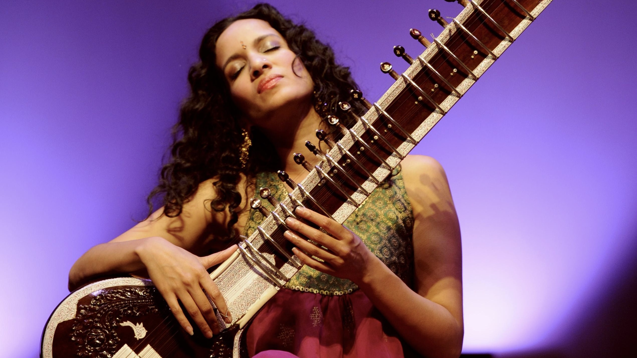 Video del Festival di Spoleto: musicista di sitar in posa estatica