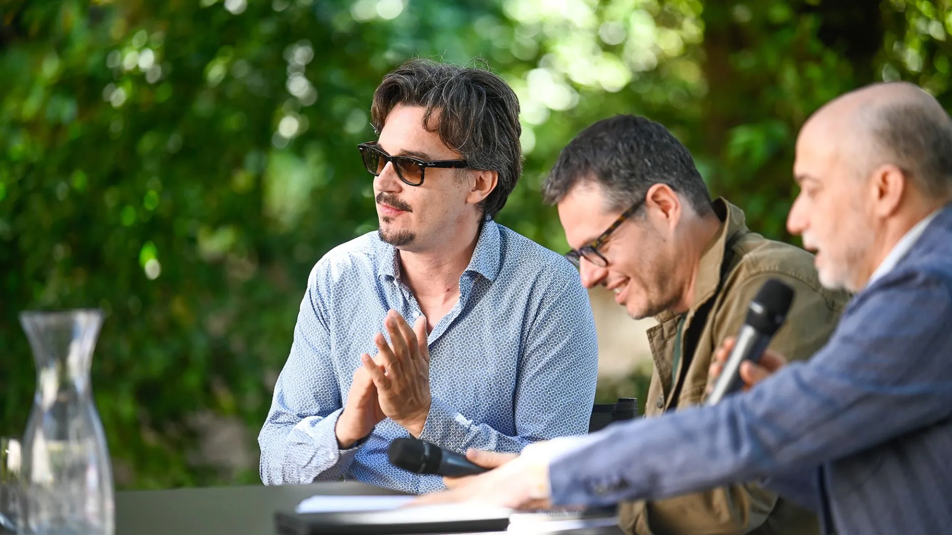 Video Festival di Spoleto: esperti discutono durante una conferenza all'aperto