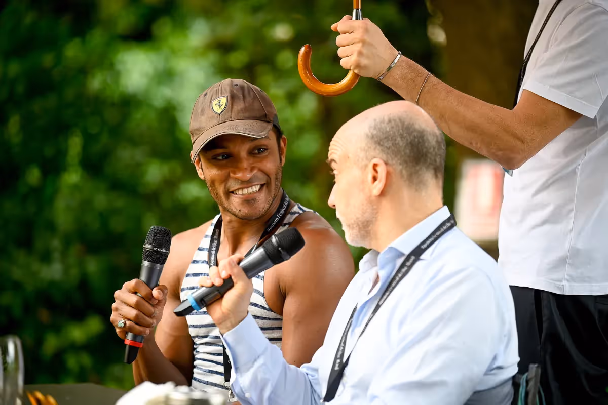Video del Festival di Spoleto con presentatori sorridenti all'aperto