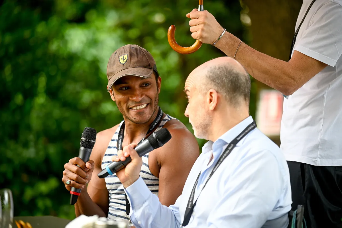 Video del Festival di Spoleto con presentatori sorridenti all'aperto