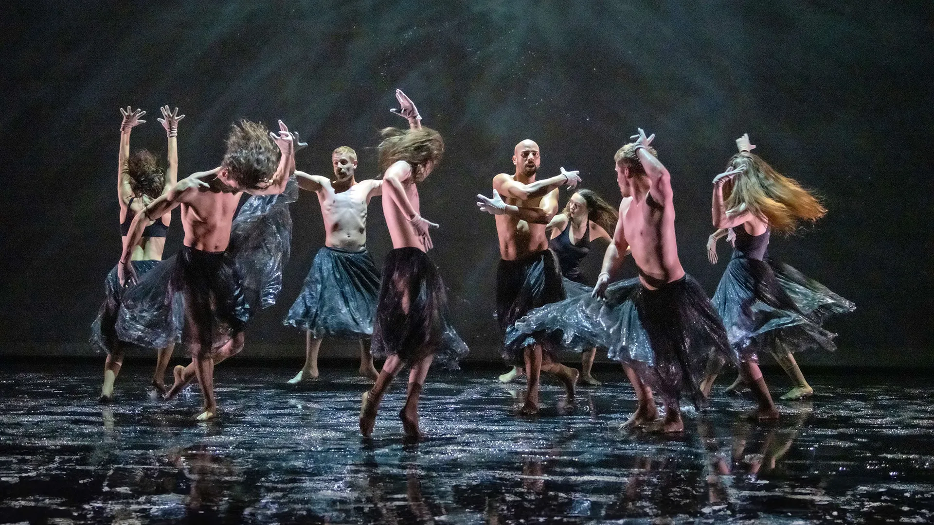 Video danza al Festival di Spoleto: artisti in movimento su palcoscenico bagnato