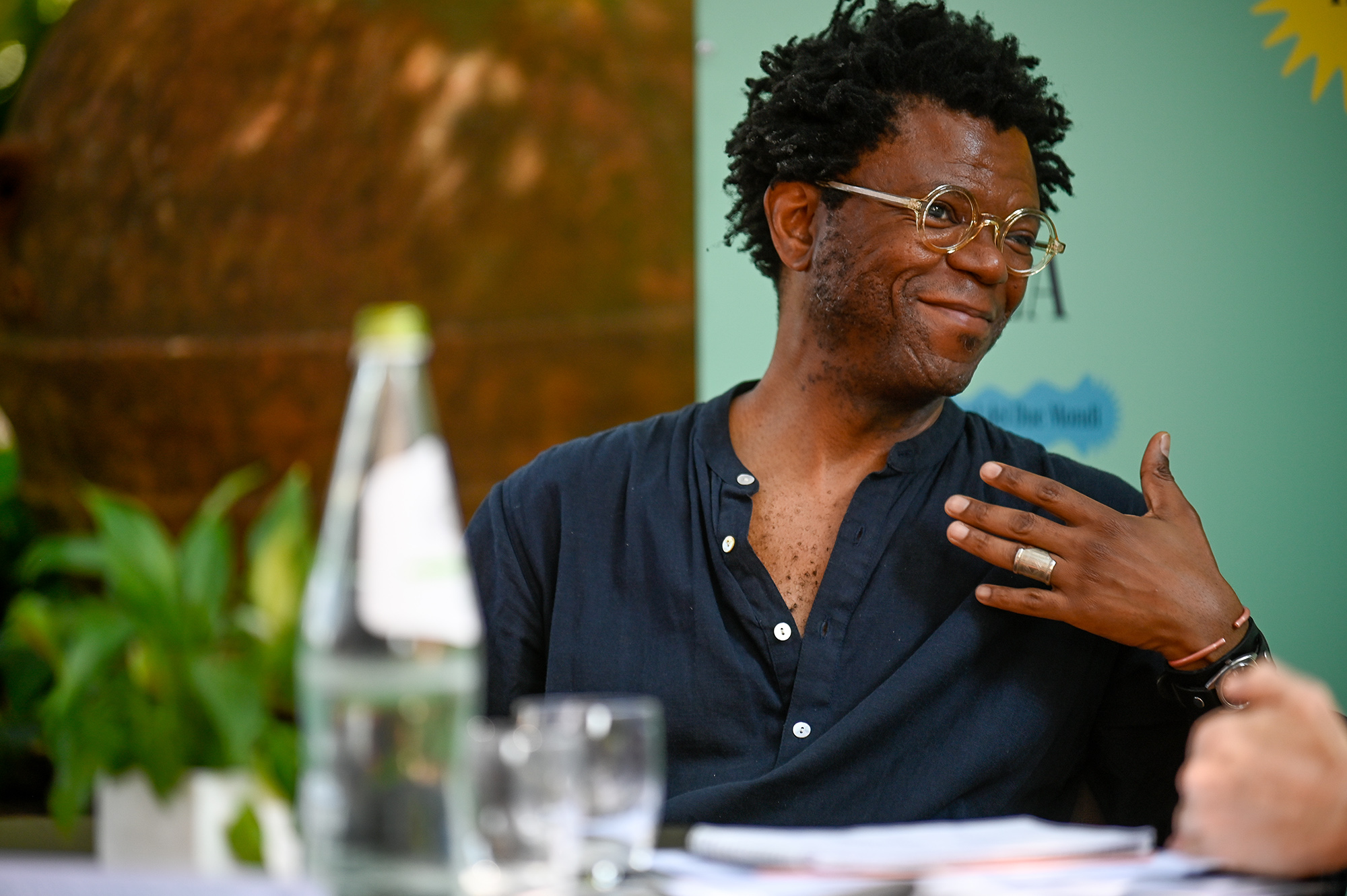 Video intervista al Festival di Spoleto con ospite sorridente e occhiali