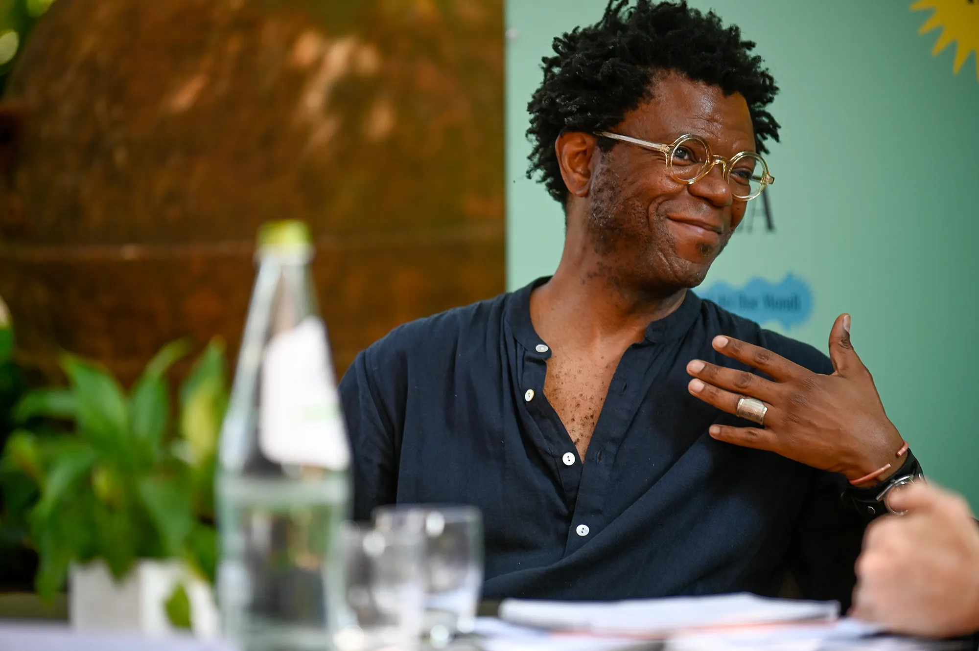 Video intervista al Festival di Spoleto con ospite sorridente e occhiali