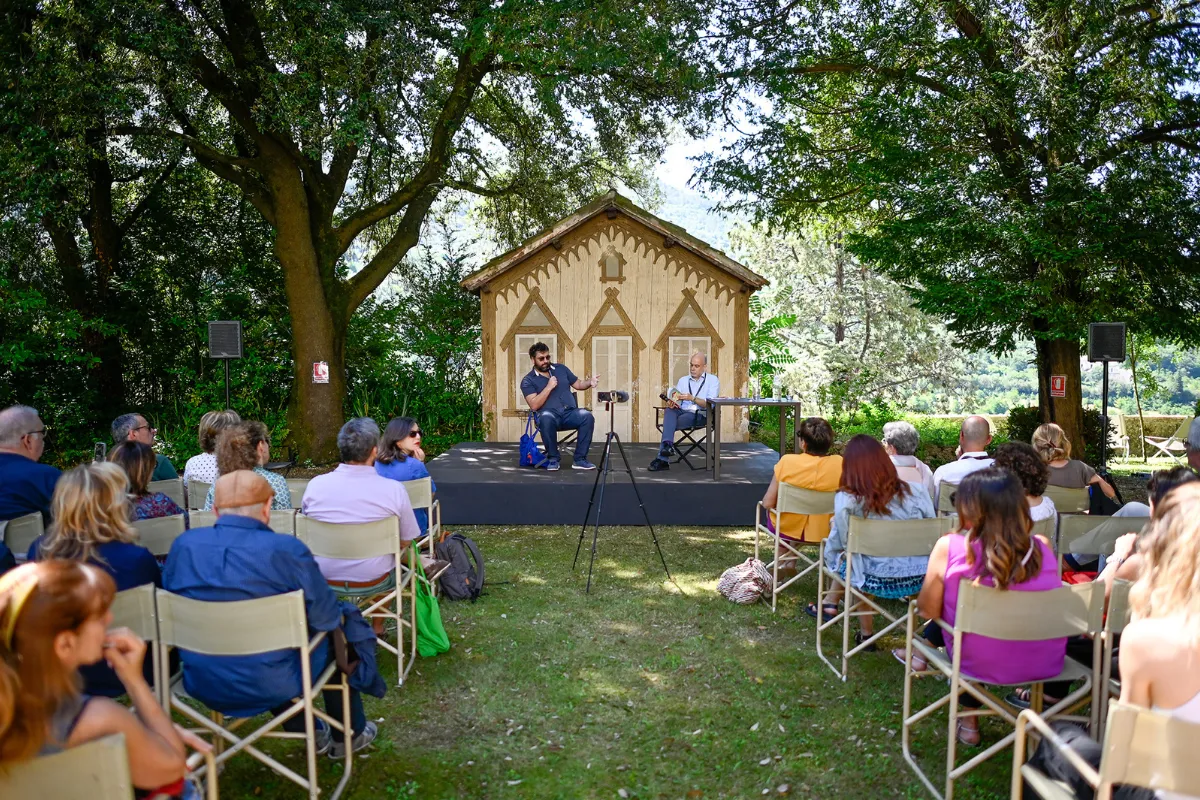 Video Festival di Spoleto: evento all'aperto con relatori e pubblico sotto gli alberi