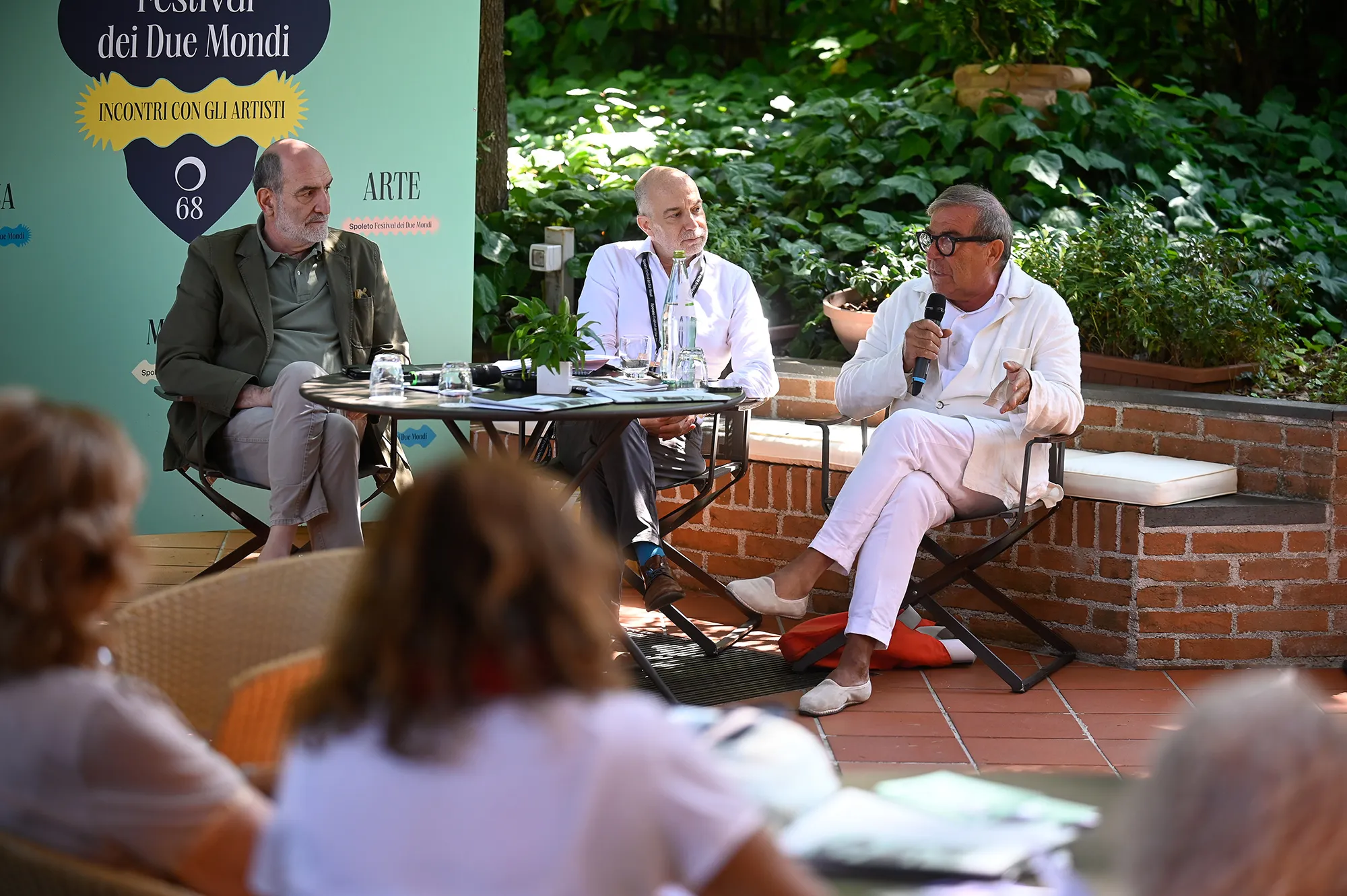 Video del Festival di Spoleto, incontro con artisti su palco esterno