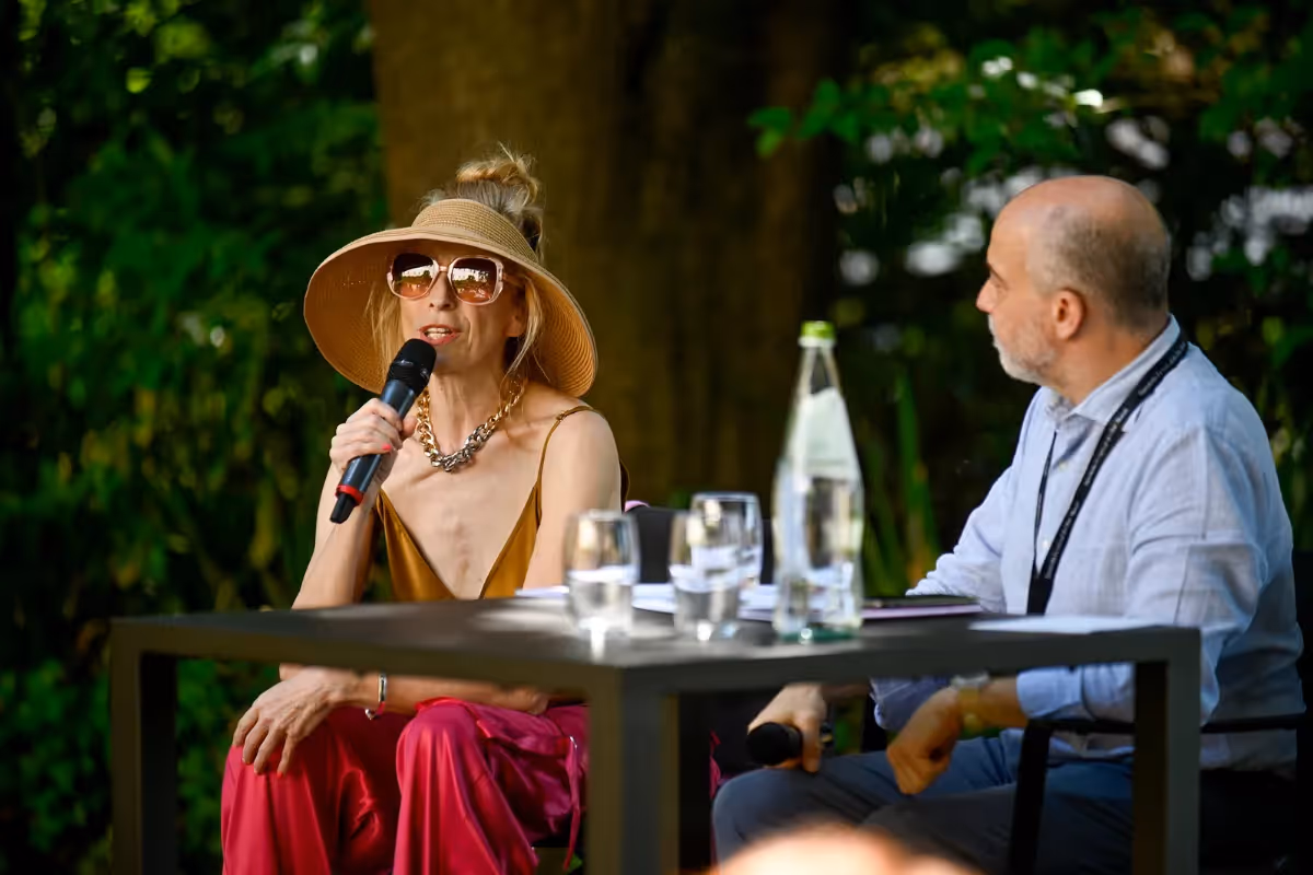 Video intervista al Festival di Spoleto con ospite elegante e microfono