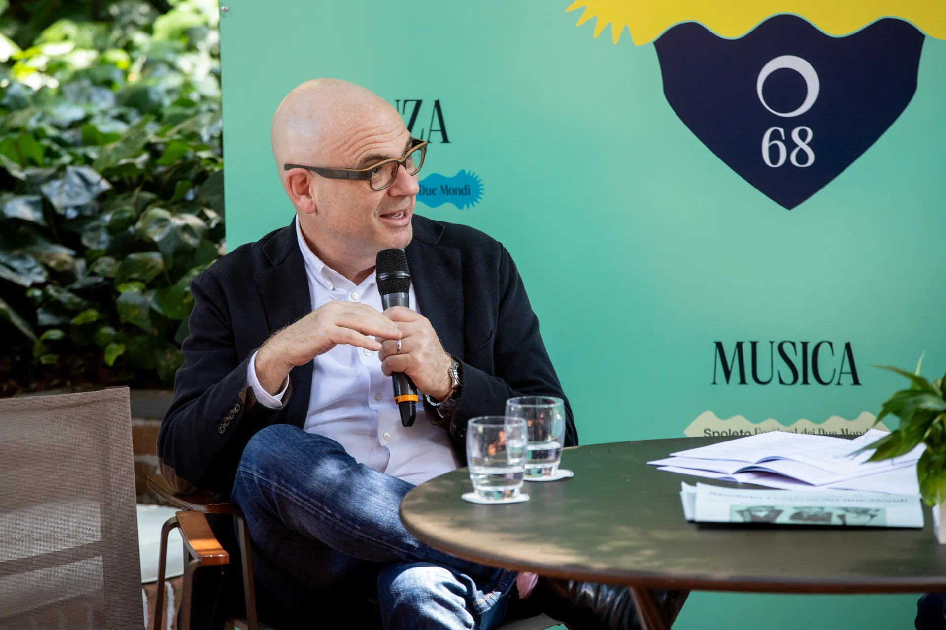 Video Festival di Spoleto 68: relatore parla al microfono durante evento musicale