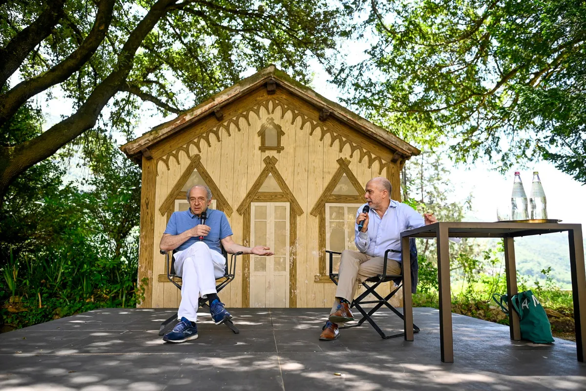 Video Festival di Spoleto: due relatori in conversazione su palcoscenico estivo