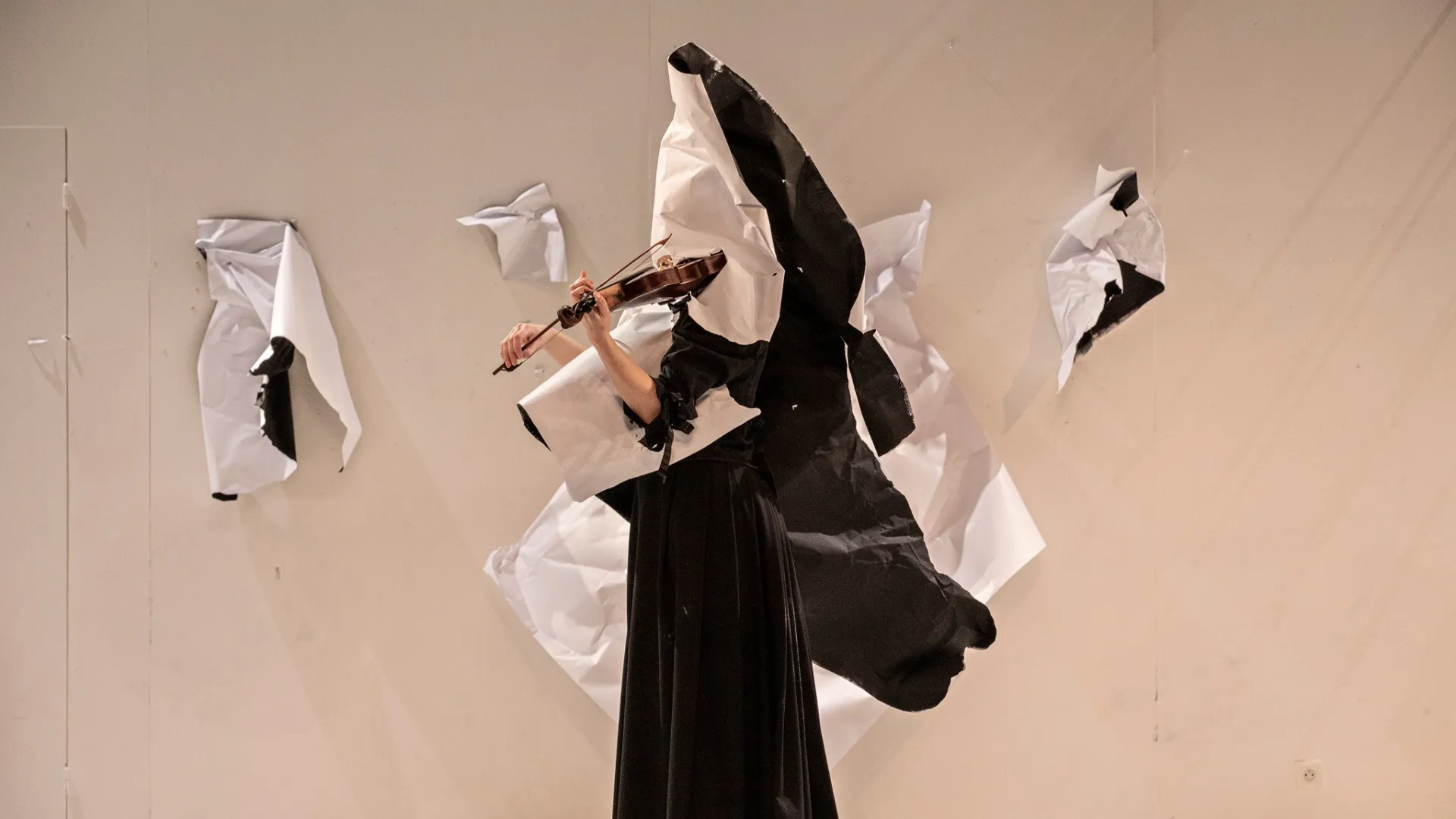Video del Festival di Spoleto: violinista in costume nero e bianco dinamico