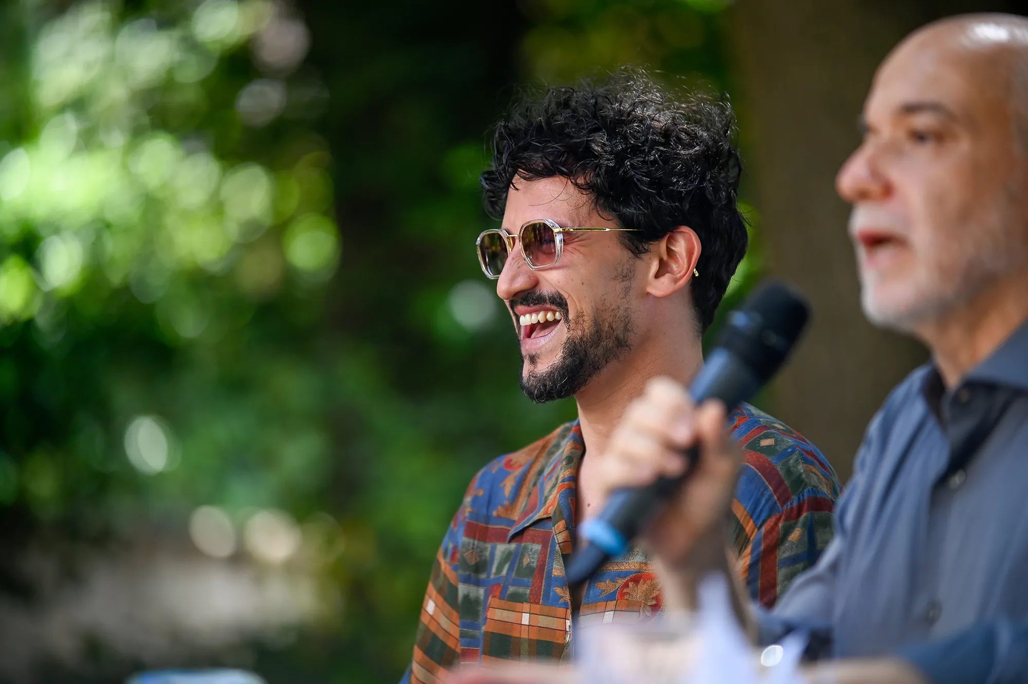 Video del Festival di Spoleto: artista sorridente con occhiali da sole