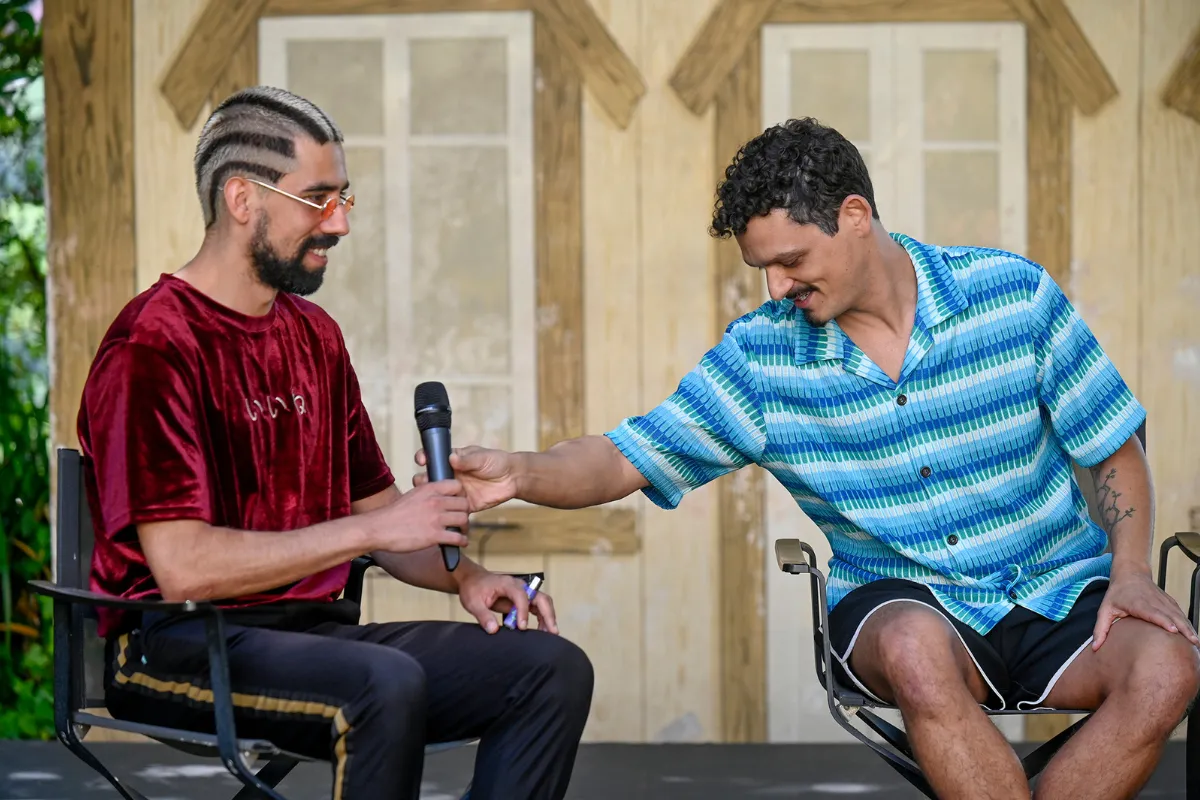 Video intervista al Festival di Spoleto con due artisti sorridenti