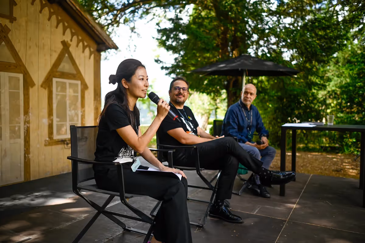 Video Festival di Spoleto: panel estivo con relatori sotto l'ombrellone nero