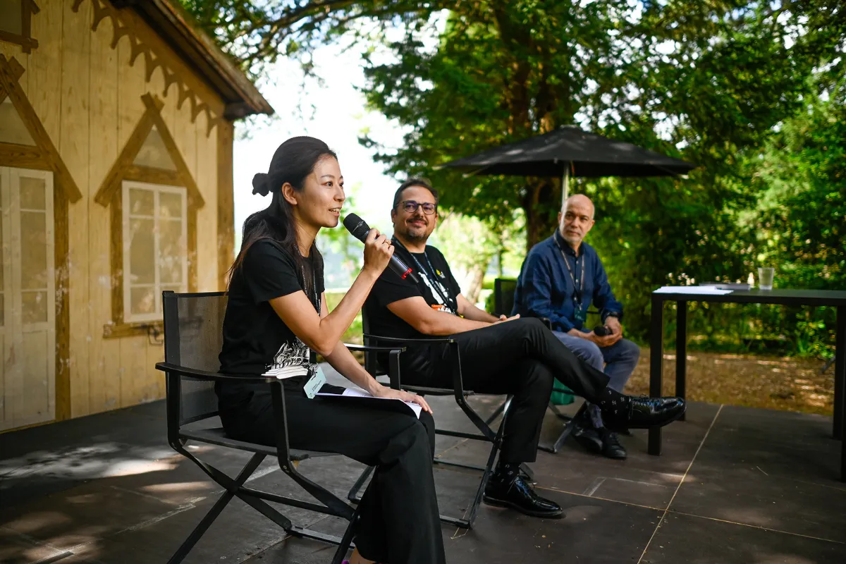 Video Festival di Spoleto: panel estivo con relatori sotto l'ombrellone nero