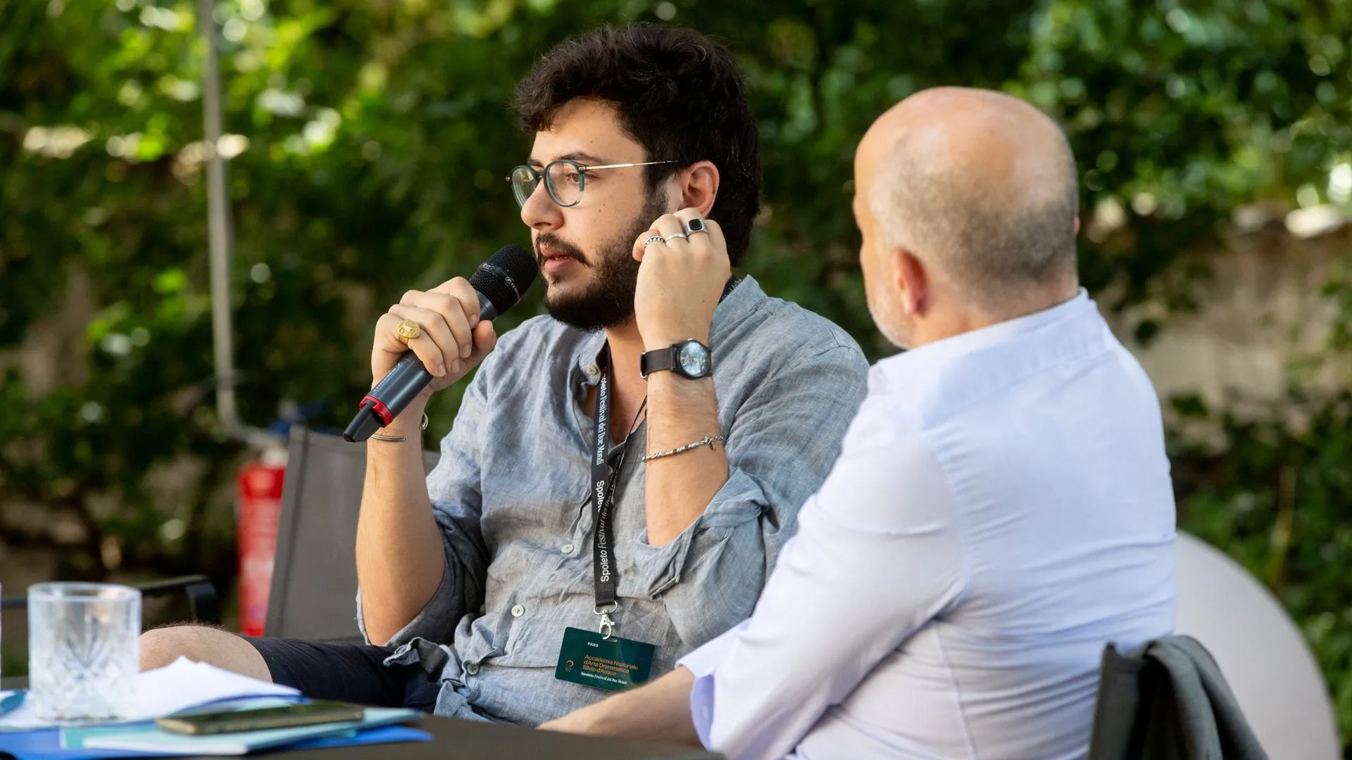 Video intervista al Festival di Spoleto con relatori seduti all'aperto